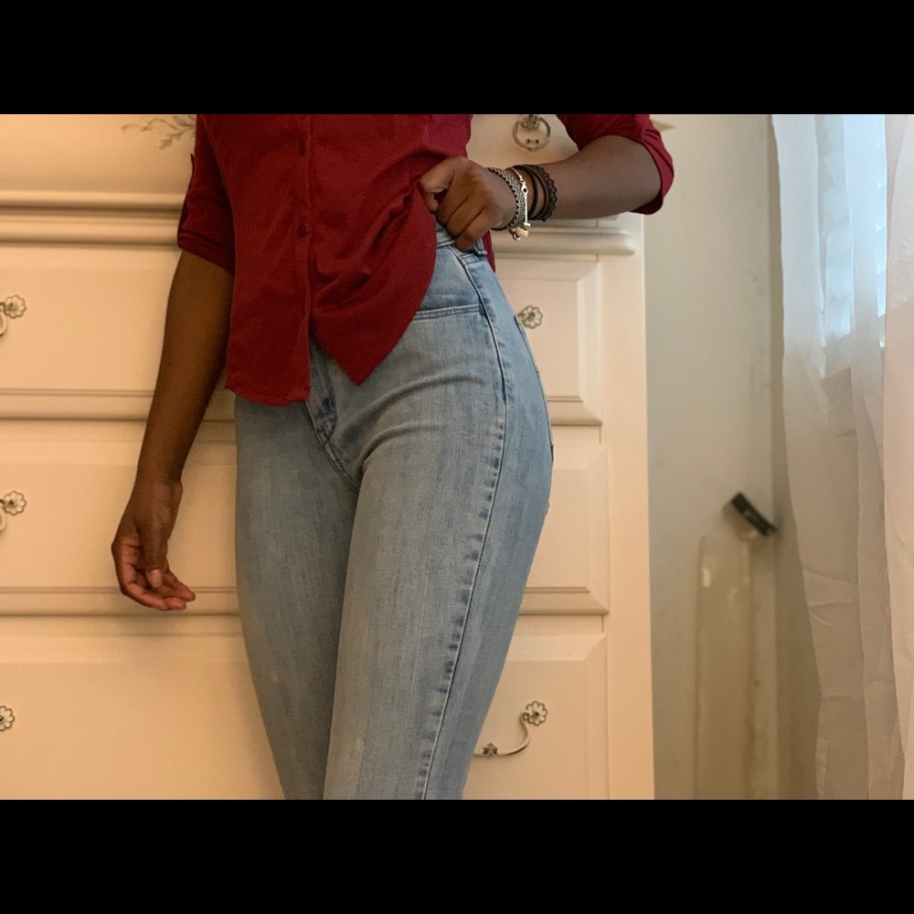 LEVI’S HIGH WAISTED LIGHT WASH JEANS